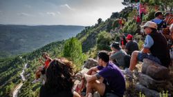 Muchos aficionados suben a Mas de la Costa para ver el final de etapa